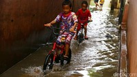 Dua orang anak bermain sepeda di salah satu gang di Kelurahan Cipinang Melayu.