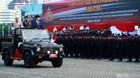 Jokowi melakukan inspeksi pasukan.