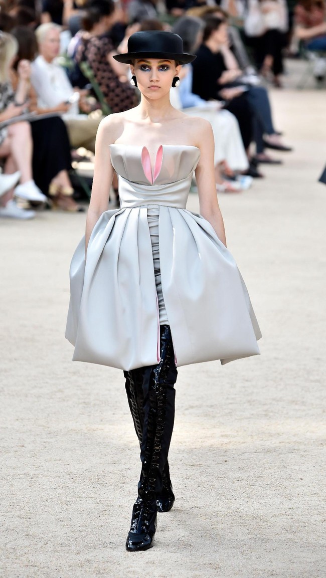 A model walks the runway during the Chanel Haute Couture Fall/Winter 2017-2018 show as part of Haute Couture Paris Fashion Week on July 4, 2017 in Paris, France.  (Photo by Pascal Le Segretain/Getty Images)