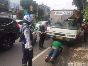 Kopaja Serobot Jalur TransJ Mampang, Sopir Dihukum Push-up