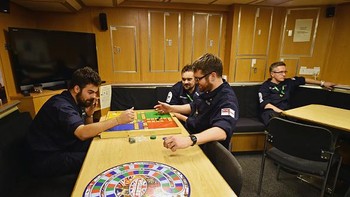 Kru kapal sedang bersantai di dalam. Foto: Getty Images