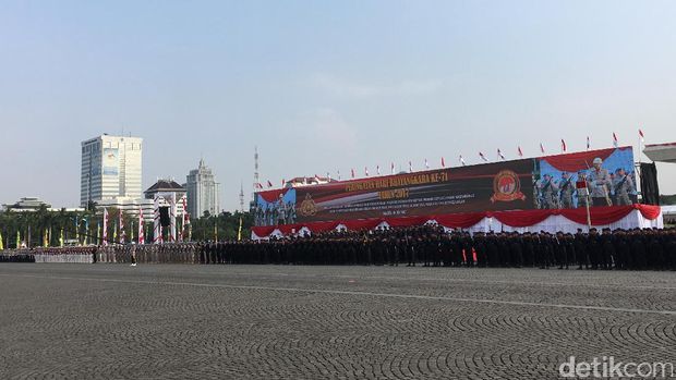 Presiden Jokowi dan Wapres JK menghadiri upacara HUT Bhayangkara ke-71 di lapangan Monas.