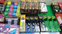 Salah seorang pedagang alat tulis di Pasar Asemka, Rohman mengaku, alat tulis impor asal China yang dijualnya antara lain, pulpen, pensil, tipe-x dan penghapus.