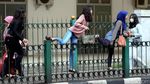 Gendong Anak, Penumpang KRL Nekat Lompati Pagar
