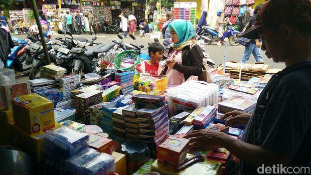 Pedagang perlengkapan sekolah di Pasar Asemka
