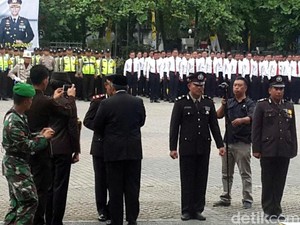 57 Anggota Polres Sukabumi Diganjar Bintang Nararya
