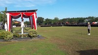 Bertindak selaku inspektur upacara Gubernur Kalsel Bapak H. Sahbirin Noor dan dihadiri oleh seluruh pejabat utama, Pamen, Pama, Bintara, Tamtama dan ASN di lingkungan Polda Kalsel.  Foto: dok Polda Kalsel