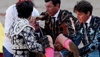 Seorang matador terluka ditanduk banteng. REUTERS/Joseba Etxaburu.