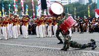 Atraksi dan tarian tersebut dilakukan oleh ratusan personel. Personel tersebut terdiri dari anggota kepolisian dan juga anggota TNI.