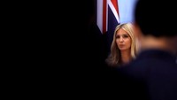 Ivanka terlihat duduk di kursi ayahnya dalam sebuah sesi tentang Kemitraan dengan Afrika, Migrasi dan Kesehatan. REUTERS/Carlos Barria.