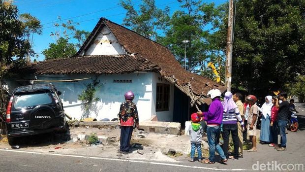Rumah Juari di Boyolali ini Sudah 5 Kali Tertabrak Mobil dan Truk