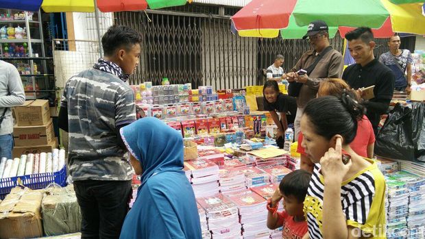Pedagang perlengkapan sekolah di Pasar Asemka