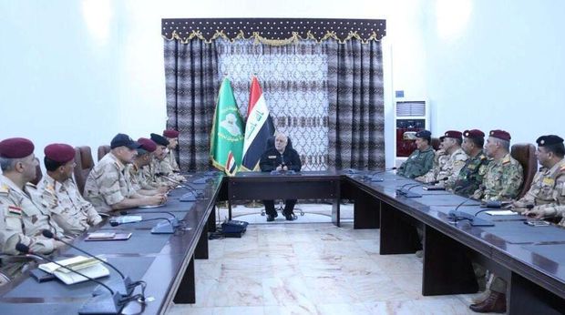 PM Irak Haider al-Abadi saat menemui pasukan militer di Mosul
