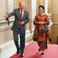 Busana bernuansa tradisional pun menjadi andalan Iriana saat mendampingi Presiden Jokowi ke luar negeri. Di KTT G20, Hamburg, Jerman, Juli 2017, ibu tiga anak ini memakai siluet baju kurung warna tembaga serta kain sutra bermotif batik klasik sebagai selendang juga roknya. Penampilan Iriana disempurnakan dengan pilihan aksesori yang lebih modern, yakni tas Coach jenis Dinky berhiaskan material kulit seharga US$ 595 atau sekitar Rp 8 juta. Foto: Dok. Getty Images