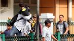 Gendong Anak, Penumpang KRL Nekat Lompati Pagar