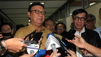 Tjahjo Kumolo dan Yasonna Laoly memberikan keterangan pers.