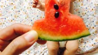Bukan hanya orang dewasa, bayi menggemaskan ini ternyata juga mencuri perhatian dengan gaun semangka miliknya. Selain menggunakan daging buah semangka, pemilik akun hoshi0831 juga pernah di foto dengan baju dan topi yang terbuat dari kulit semangka. (foto: instagram hoshi0831)