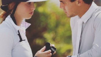 Eve sangat serius berkuda. Foto: instagram