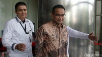 Tak lama kemudian, sekitar pukul 09.47 WIB, Ketua Komisi VI DPR Teguh Juwarno juga datang.