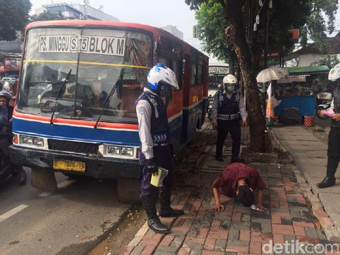 Tim gabungan Sudin Perhubungan Jaksel menindak sopir Kopaja dan Metromini yang ugal-ugalan dan masuk jalur TransJ di Mampang, Jaksel, Senin (10/7/2017)