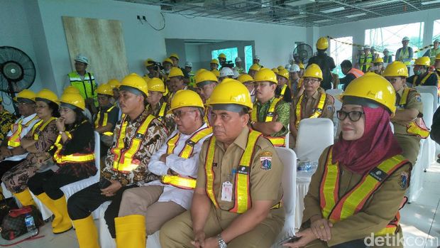  Rombongan anggota DPRD DKI Jakarta bersama Sekda DKI Saefullah meninjau proyek pembangunan MRT Jakarta Fase I Lebak Bulus-Bundaran HI, Senin (10/7/2017)
