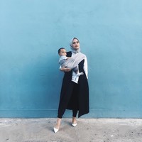 Kembali berpenampilan monokrom, Ayudia Bing Slamet berbusana modis menggunakan sweat pants, kemeja putih, dan long vest. Monokrom tetap menjadi andalan selebriti yang menikah dengan teman sekolahnya itu saat berpergian.  Foto: Dok. Instagram @ayudiac