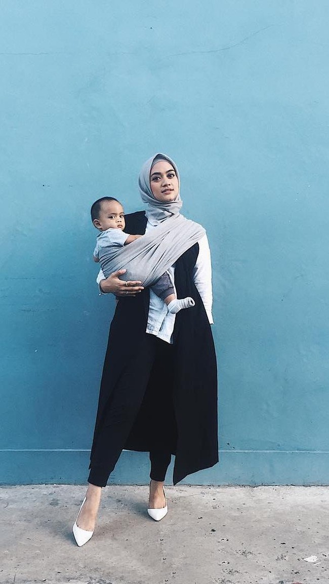 Kembali berpenampilan monokrom, Ayudia Bing Slamet berbusana modis menggunakan sweat pants, kemeja putih, dan long vest. Monokrom tetap menjadi andalan selebriti yang menikah dengan teman sekolahnya itu saat berpergian.  Foto: Dok. Instagram @ayudiac