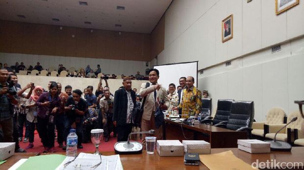 Yusril di rapat pansus angket KPK /