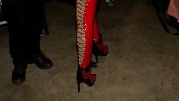 Iggy Azalea Pamer Bokong Lewat Celana Jaring