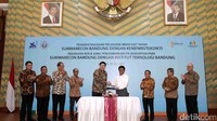 Direktur PT Summarecon Agung Tbk Herman Nagaria berjabat tangan dengan Sekjen Kemenristek Ainun Naim usai penandatanganan perjanjian hibah tanah di Gedung Kemenristek, Jakarta, Senin (10/7/2017). 