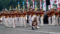 Beberapa personel yang tergabung dalam marching band tampil kompak di HUT Bhayangkara.