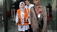 Rohayati keluar gedung KPK usai menjalani pemeriksaan, Senin (10/7/2017).