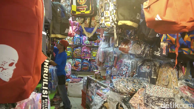 Tas sekolah murah meriah di Pasar Asemka