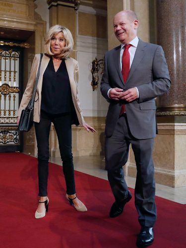 Foto: Penampilan Istri Presiden Prancis yang Lebih Tua 24 Tahun dari Suami