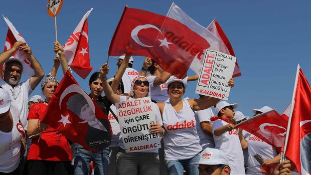 Demonstran membanjiri Istanbul 