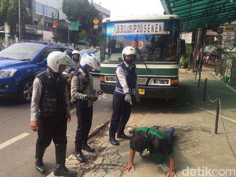 Tim gabungan Sudin Perhubungan Jaksel menindak sopir Kopaja dan Metromini yang ugal-ugalan dan masuk jalur TransJ di Mampang, Jaksel, Senin (10/7/2017)
