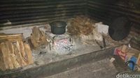 Kompor dengan kayu bakar.