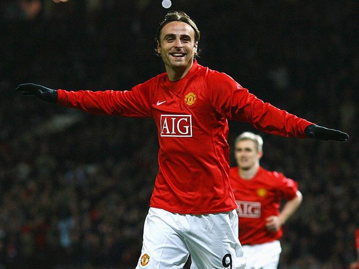 MANCHESTER, UNITED KINGDOM - OCTOBER 21:  Dimitar Berbatov of Manchester United celebrates his second goal during the UEFA Champions League Group E match between Manchester United and Celtic at Old Trafford on October 21, 2008 in Manchester, England.  (Photo by Alex Livesey/Getty Images)