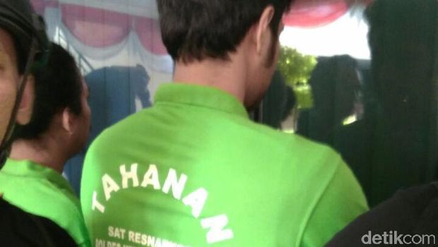 Ammar Zoni mengenakan baju tahanan berwarna hijau