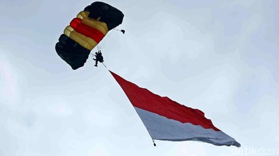 Terjung Payung Sampai Tarian Ramaikan HUT Bhayangkara