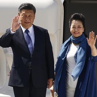 Di negaranya, Peng Liyuan tak hanya dikenal sebagai ibu negara tapi juga penyanyi terkenal. Tak heran jika ia memiliki selera fashion yang tak diragukan. (Foto: Getty Images)