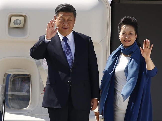 Di negaranya, Peng Liyuan tak hanya dikenal sebagai ibu negara tapi juga penyanyi terkenal. Tak heran jika ia memiliki selera fashion yang tak diragukan. (Foto: Getty Images)