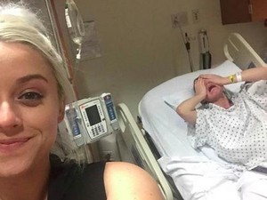 Selfie Lucu Perempuan Ini Saat Adiknya Melahirkan Viral di Internet