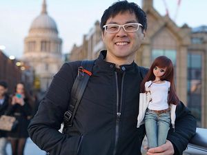 Kamu Kalah Sama Boneka yang Doyan Banget Traveling Ini