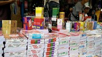 Melalui pantauan detikFinance di lokasi, Senin (10/7/2017), setidaknya ada belasan pedagang perlengkapan sekolah baik dalam bentuk kios maupun kaki lima. Citra Fitri Mardiana/detikFinance.