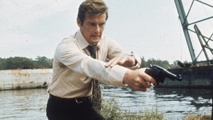 Roger Moore (1973–1985), Bond paling lama menjabat. Lebih santai, witty, dan playful. Film debut: Live and Let Die. (Foto: Keystone/Getty Images)