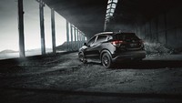 Adapun nuansa hitam pada mobil ini ada di bagian cat bodi, skid plate, grille depan, pelek alloy 18 inci dan cover spion samping. Foto: Carscoops