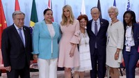 Ivanka berpose dengan sejumlah tokoh dunia termasuk Sekjen PBB Antonio Guterres. REUTERS/Michael Kappeler, Pool.