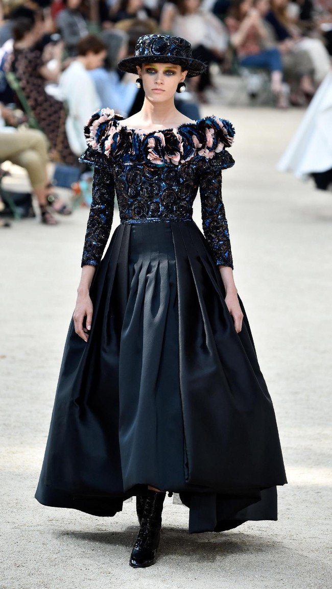 A model walks the runway during the Chanel Haute Couture Fall/Winter 2017-2018 show as part of Haute Couture Paris Fashion Week on July 4, 2017 in Paris, France.  (Photo by Pascal Le Segretain/Getty Images)