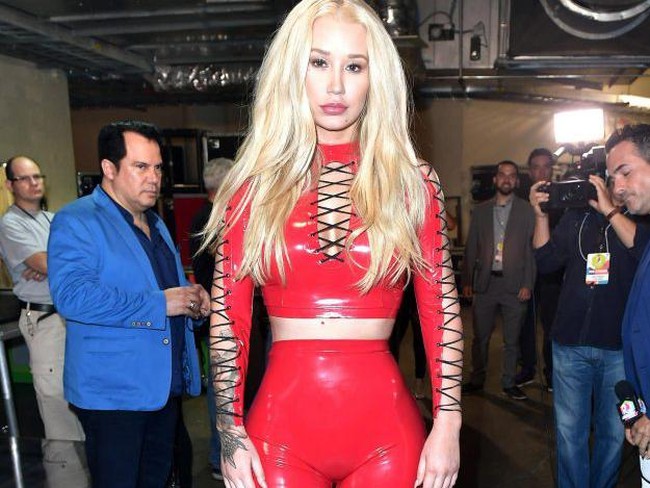 Iggy Azalea pun dikenal sebagai artis tanpa ekspresi. Meskipun pernah sesekali tersenyum, namun ekspresinya selalu terlihat kaku. Ia pernah membuat para penggemarnya kaget karena memasang senyum lebar saat foto selfie di Instagram. Wajahnya dengan senyuman tampak sangat berbeda dari biasanya. Foto: Getty Images